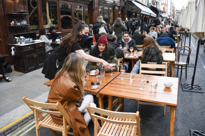 Belgicko zmierňuje po poklese infikovaných opatrenia, otvoria sa terasy reštaurácií aj barov
