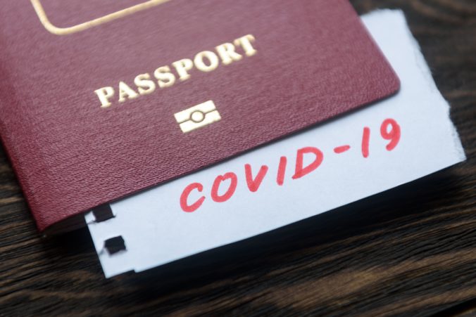 Covid pasy rozdeľujú Slovákov do dvoch táborov, ich zavedenie musí štát pripraviť zrozumiteľne (video)