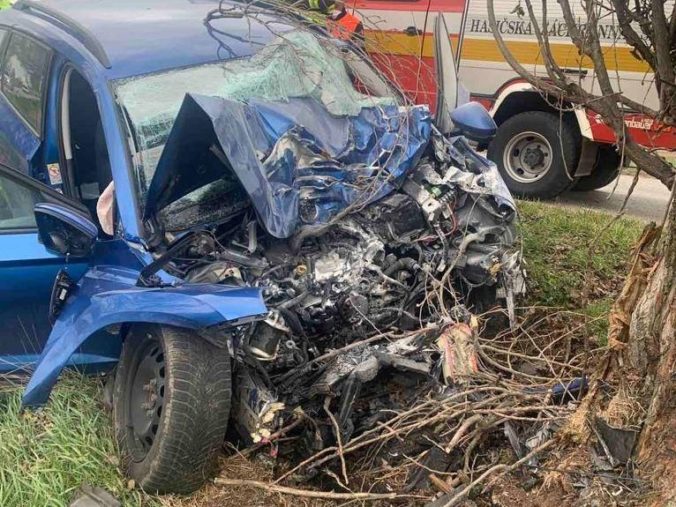 Pri obci Šintava došlo k tragickej dopravnej nehode, po náraze auta do stromu zomrel jeden človek