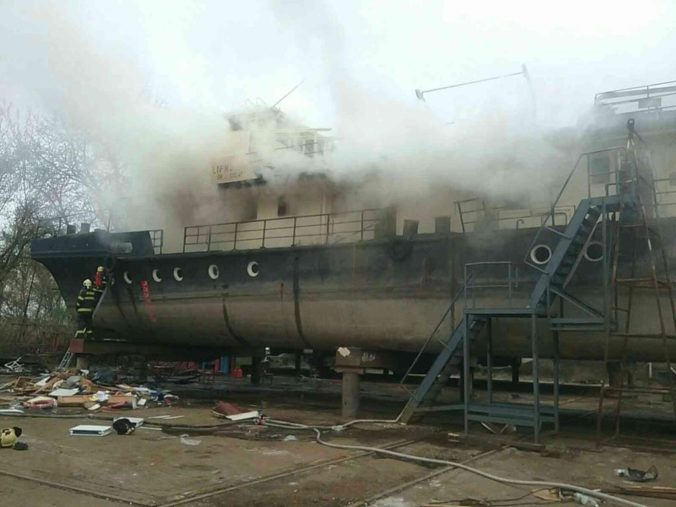 Vo Vlčom hrdle v Ružinove začal horieť vrak lode, v plameňoch bolo celé vnútorné vybavenie (foto)