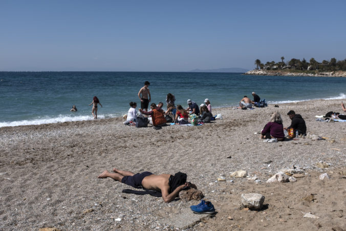 Grécko zrušilo povinnú karanténu pre cestujúcich z EÚ, hoci stále rastie počet nakazených