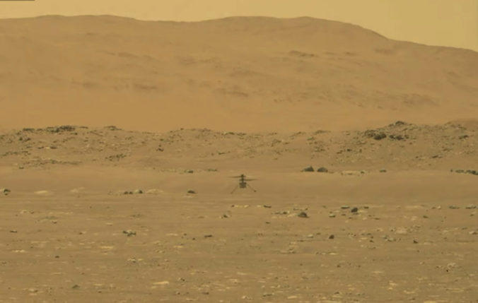 Helikoptéra Ingenuity má za sebou historicky prvý let na Marse, vzlietla až na druhý pokus (video)