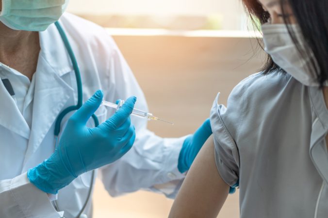 Izrael proti koronavírusu zaočkoval už väčšinu populácie a zrušil povinnosť nosiť rúška na verejnosti