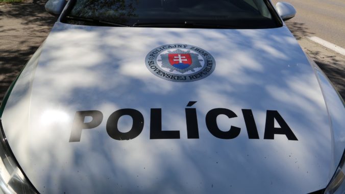 Policajt zbil v Starej Turej agresívneho bezdomovca, prípad vyšetrí inšpekcia