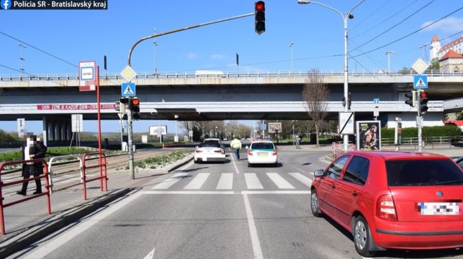 Žene sa nevyplatilo prechádzanie cez cestu na červenú, pod Mostom SNP ju zrazilo auto (foto)