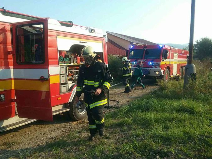 V obci Jablonové vypukol požiar v ťažko dostupnom teréne, zasahovali hasiči aj vrtuľník
