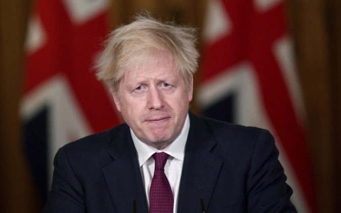 Britský premiér by vraj radšej videl tisíce tiel ako tretí lockdown. Boris Johnson to považuje za „úplnú hlúposť“