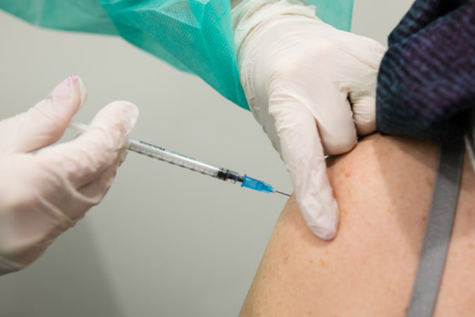 Zaočkovaní ľudia sú väčšími roznášačmi koronavírusu, lekár vyvracia ďalší hoax