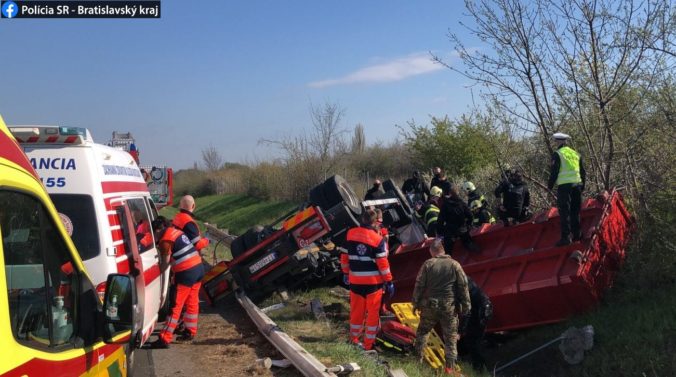 Kamión zišiel z cesty a prevrátil sa, diaľnicu D2 z Bratislavy museli uzavrieť (foto)