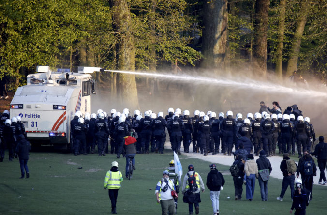 Polícia v Bruseli rozohnala nelegálnu párty, zatkla viac ako 100 ľudí (video)