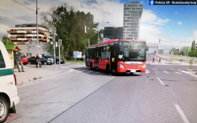 Autobus MHD v Bratislave zrazil ženu na priechode pre chodcov (foto)