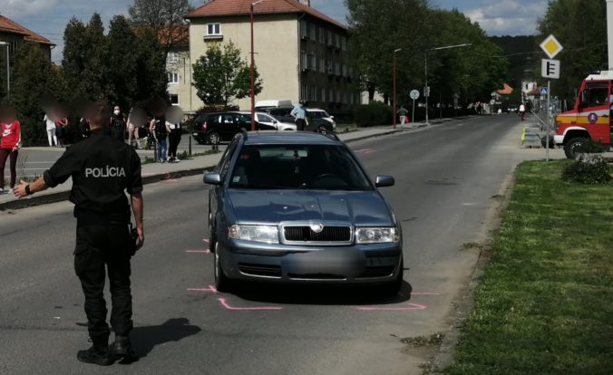 Štvorročný chlapec vybehol na cestu a skončil pod kolesami auta (foto)