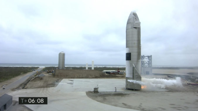 SpaceX úspešne otestovala štart a pristátie lode Starship, na palube však vypukol požiar (video)