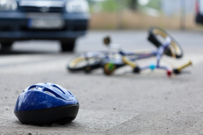 Chlapčeka na bicykli zrazilo auto, na pomoc mu letel záchranársky vrtuľník