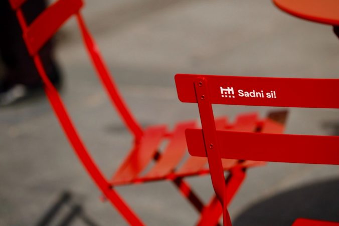 V uliciach Bratislavy pribudnú opäť červené stoličky, pozornosť ľudí upriamia na verejné priestory