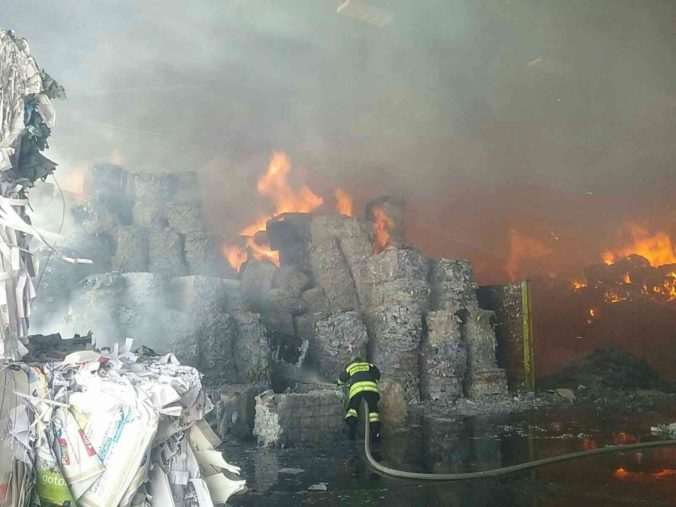 Hasiči bojujú s požiarom pri Banskej Bystrici, oheň zachvátil halu s uskladneným papierom (foto)