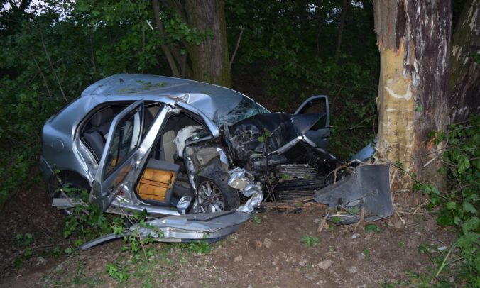 Pri tragickej dopravnej nehode vyhasol život 33-ročného muža, nezvládol prejazd zákrutou (foto)