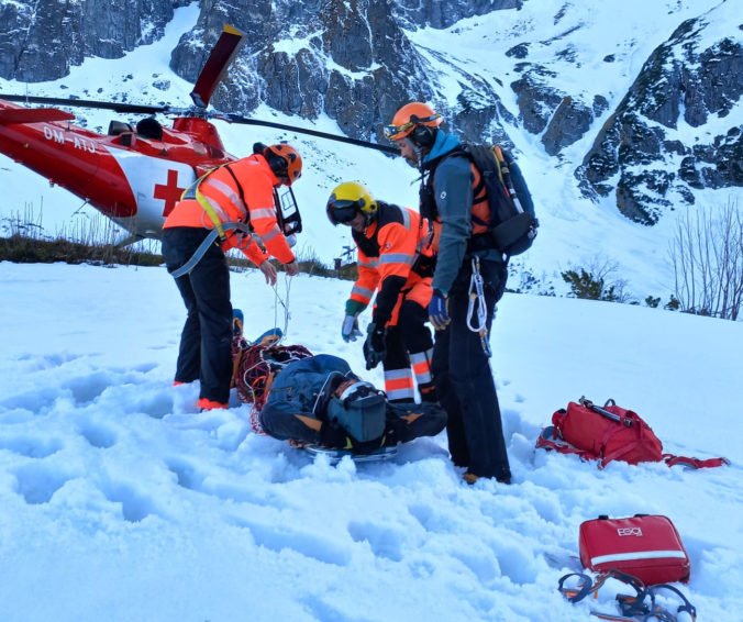 Skialpinista odtrhol v Tatrách doskovú lavínu, ratovali ho leteckí aj horskí záchranári (foto)