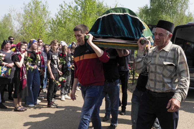 V Kazani už pochovali siedmich žiakov a dvoch zamestnancov, ktorí zahynuli počas streľby v škole