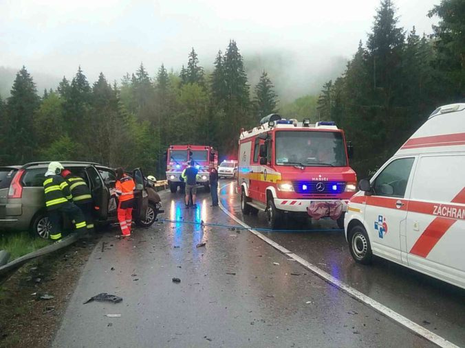 Cesta pod horským priechodom Čertovica je uzavretá, pri nehode sa zrazilo auto s kamiónom (foto)