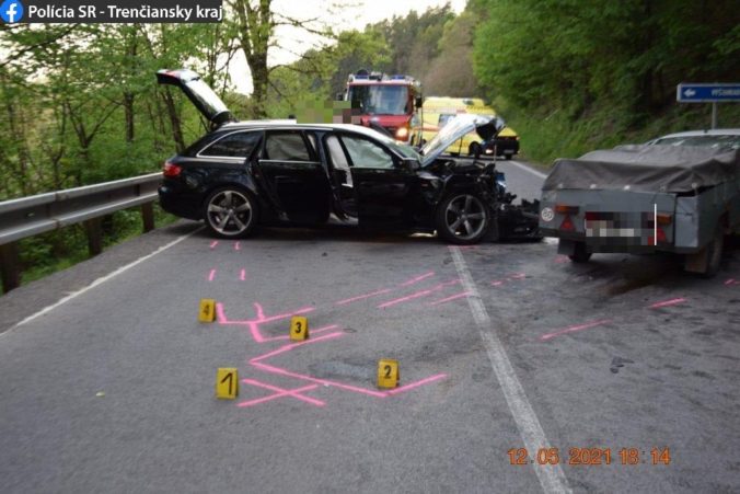 Vodič prešiel do protismeru a čelne vrazil do Audi, nehodu neprežila spolujazdkyňa (foto)
