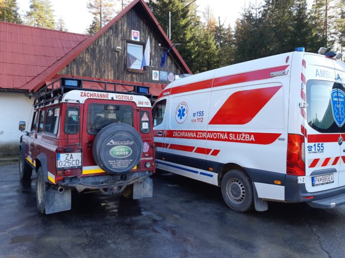 Horskí záchranári našli mŕtveho vodiča, s terénnym autom zišiel do priekopy