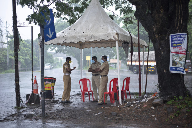 India sa obáva silného cyklónu a spomalenia pomoci v boji proti COVID-19, hlási aj prvé obete