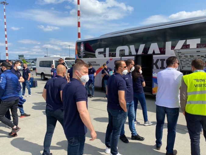 Slovenskí hokejisti prileteli do Rigy na majstrovstvá sveta, čaká ich päťdňová karanténa