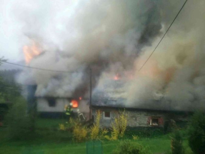 V obci Korňa vypukol požiar drevenice, zasahujú hasiči aj členovia dobrovoľných hasičských zborov
