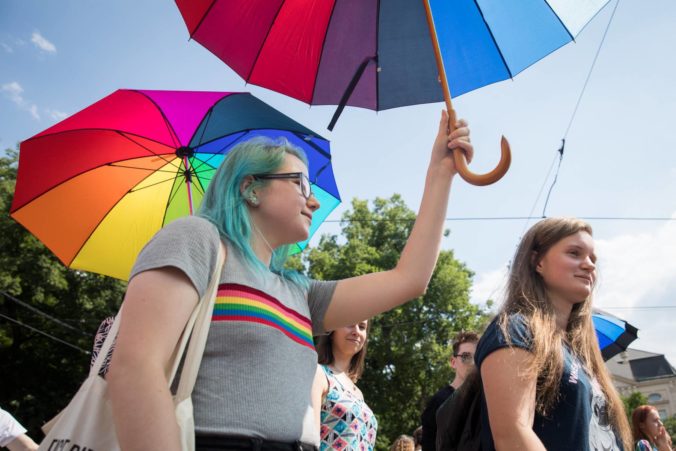 LGBTI ľudia majú strach prejaviť sa na verejnosti, pre mnohých je tabu aj držanie sa za ruky