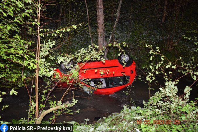 Mladík neprežil nehodu za Toporcom, s autom najprv narazil do stromu a potom skončil v potoku (foto)