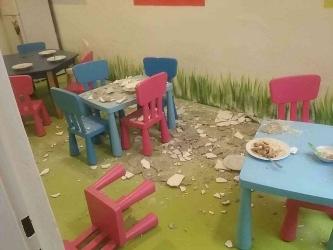 V bratislavskej škôlke spadla zo stropu omietka, jedno dieťa museli previezť do nemocnice (foto)