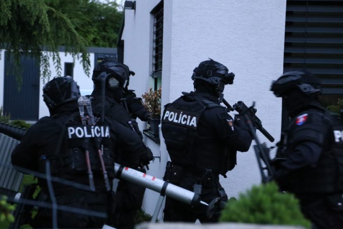 Polícia zasahovala na západe Slovenska proti gangu prevádzačov, nelegálne zamestnávali 2000 cudzincov (video)