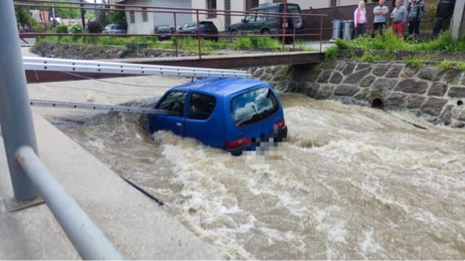 Dôchodkyňa skončila s autom v rozvodnenom potoku, zachránila ju pohotová reakcia polície (foto)