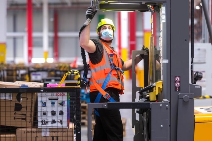 Amazon predstavuje európske inovačné laboratórium. Bude vyvíjať nové technológie, ktoré zvyšujú bezpečnosť a spokojnosť zamestnancov