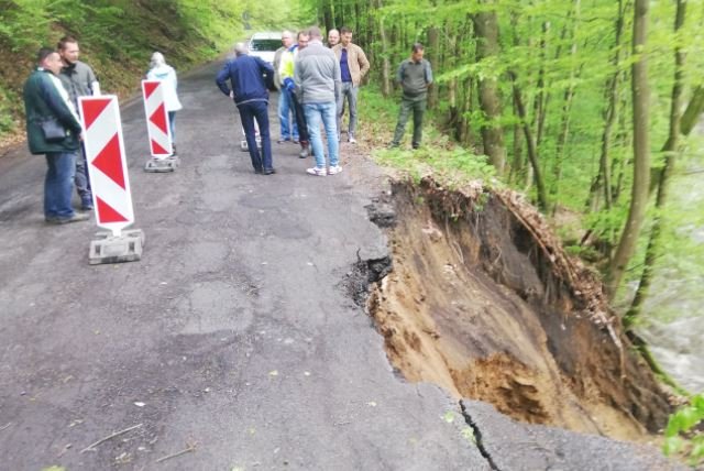 Cesta medzi okresmi Brezno a Poltár je neprejazdná, silný dážď spôsobil odtrhnutie svahu (foto)