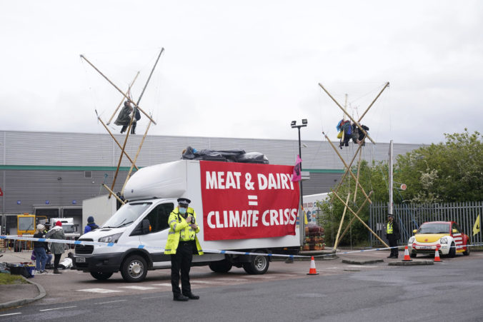 Aktivisti bojujúci za práva zvierat zablokovali distribučné centrá McDonald’s v Británii