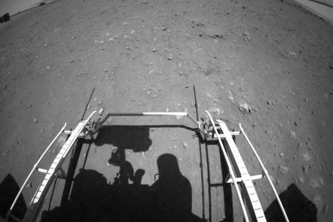 Čínsky rover Ču-žung zišiel z pristávacej platformy na povrch Marsu a začal prieskum terénu