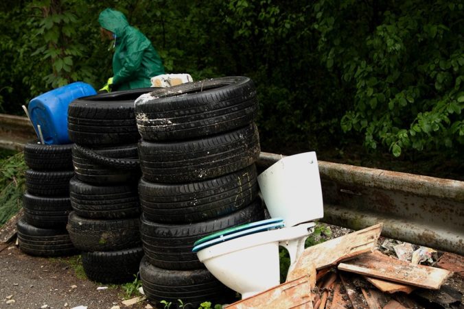 Petržalka aj s pomocou dobrovoľníkov začala s odstraňovaním nelegálnej skládky na Kaukazskej ulici