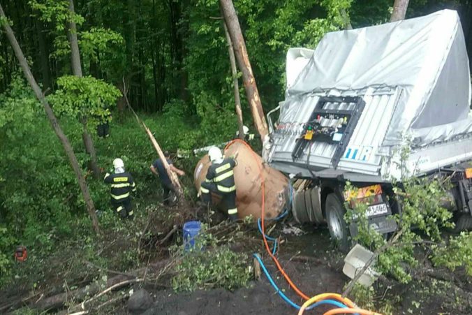 Pri Krupine havaroval poľský kamión, vodiča museli hasiči z kabíny vyslobodiť