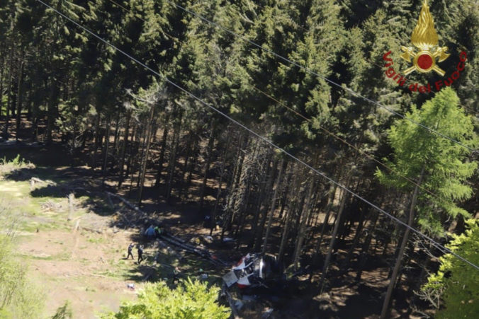 Kabína lanovky sa zrútila v severnom Taliansku, pri nešťastí zomrelo najmenej deväť ľudí