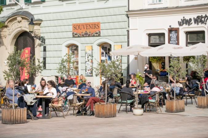 COVID automat prefarbí Slovensko na oranžovo-žlté, čevené okresy budú už len tri