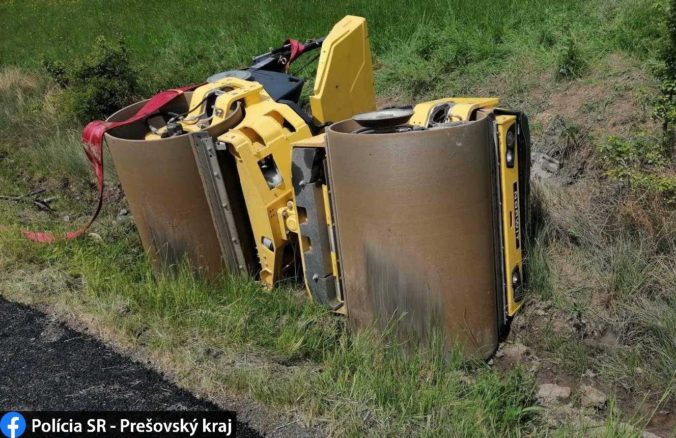 Pracovníka údržby ciest zavalil ťažký valec, do nemocnice ho previezli vrtuľníkom (foto)