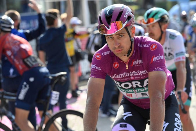 Sagan dostal na Giro d’Italia pokutu i trest, stále však bojuje o cyklámenový dres