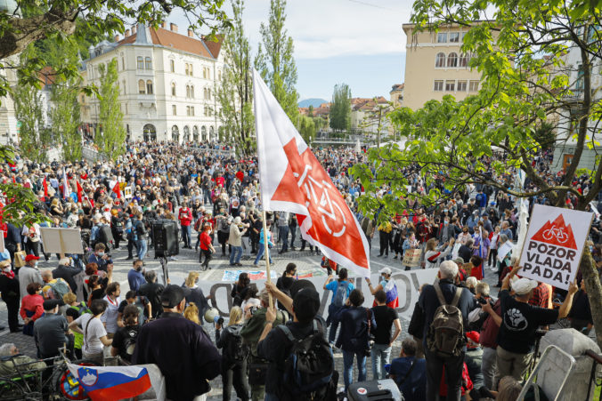 Tisíce Slovincov vyšli do ulíc Ľubľany, žiadajú odstúpenie premiéra a predčasné voľby (video)