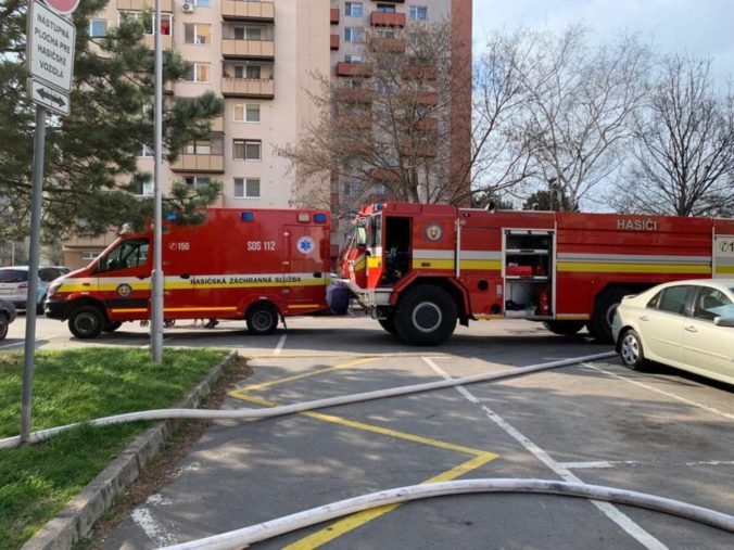 V bytovom dome v Bratislave vypukol požiar, hasiči hlásia jednu obeť