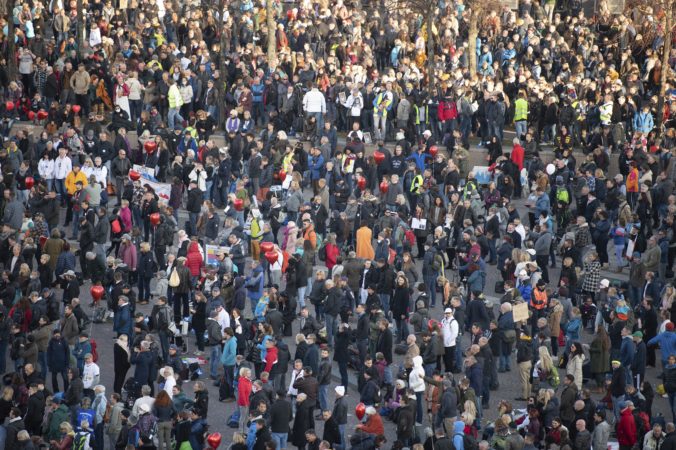 Ľudia v Bruseli demonštrovali proti pandemickým obmedzeniam