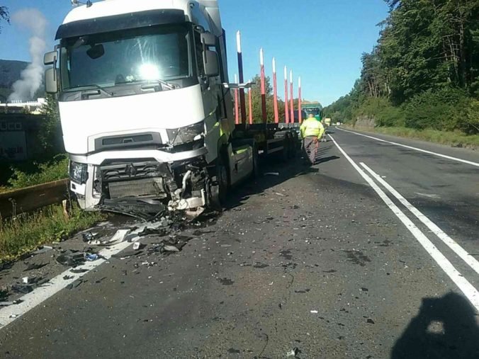 Hasiči zasahujú v Krupine pri tragickej dopravnej nehode, auto sa zrazilo s kamiónom