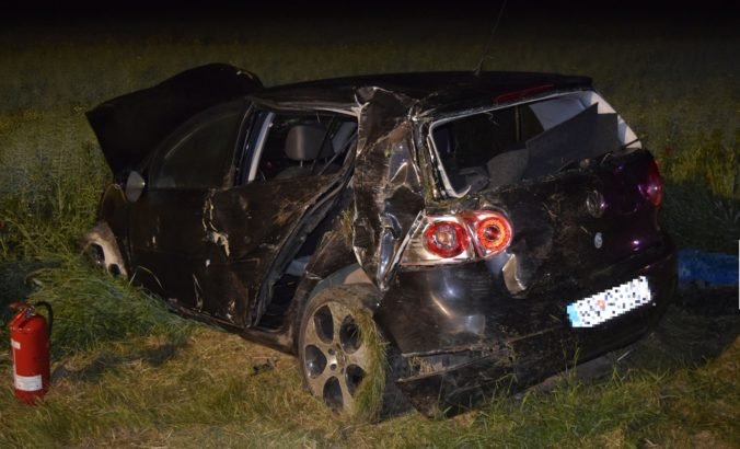 Vodič zišiel z cesty a neprežil náraz do betónového odvodňovacieho kanála (foto)