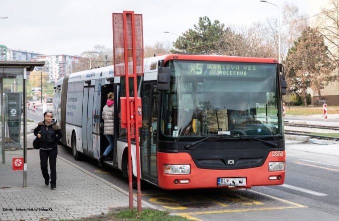 Agresívny muž v Bratislave vulgárne nadával ľuďom na zastávke, v autobuse zaútočil na cestujúceho